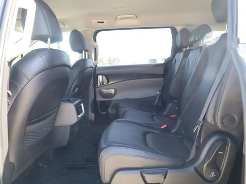 Used 2025 Kia Carnival image 21