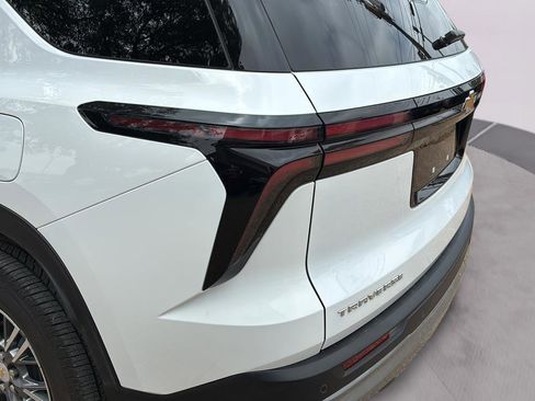 Used 2025 Chevrolet Traverse LT FWD image 46