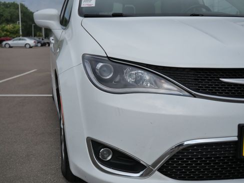 Used 2018 Chrysler Pacifica Touring-L Plus FWD image 16