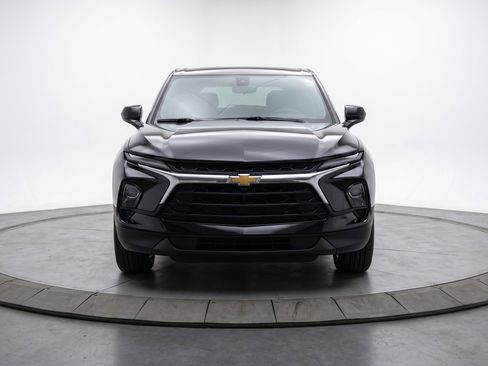 Used 2025 Chevrolet Blazer LT image 2