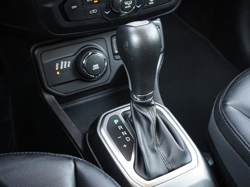 Used 2018 Jeep Renegade Limited w/ UConnect 8.4 Nav Group AWD/4WD image 26