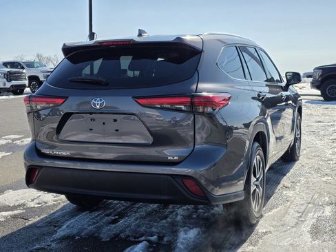 Used 2022 Toyota Highlander XLE image 7