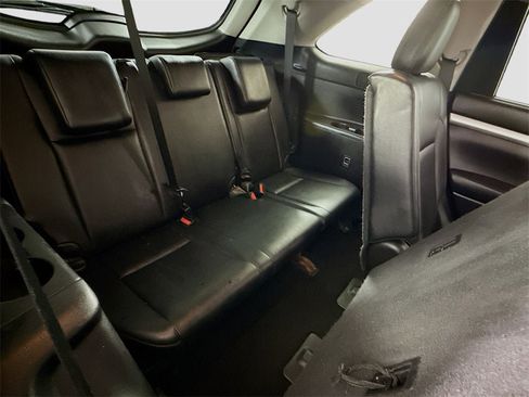 Used 2019 Toyota Highlander XLE image 21