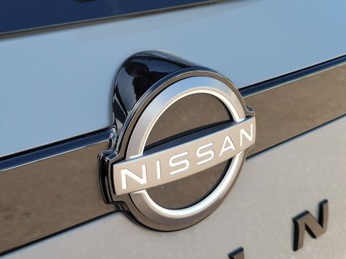 Used 2024 Nissan Pathfinder SL w/ Black Appearance Package FWD image 7