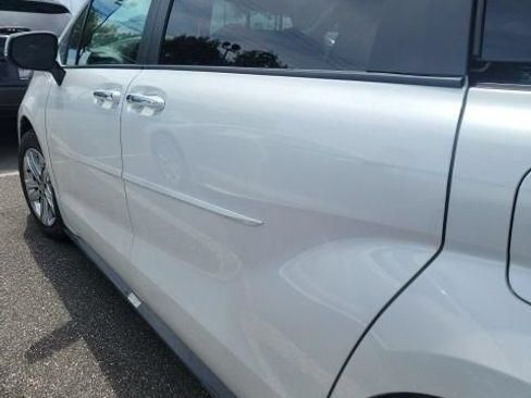 Used 2024 Toyota Sienna Platinum AWD/4WD image 4