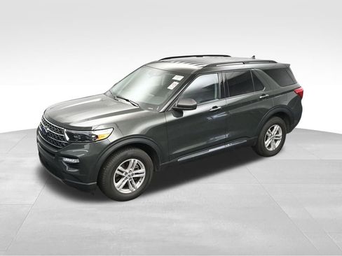 Used 2024 Ford Explorer XLT w/ Equipment Group 202A AWD/4WD image 18