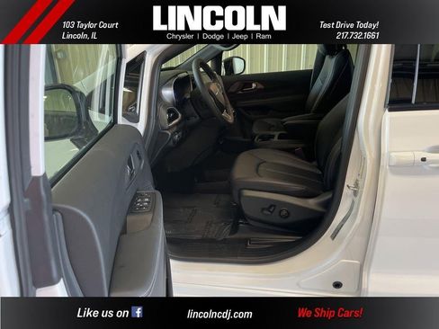 New 2026 Chrysler Pacifica Select image 9