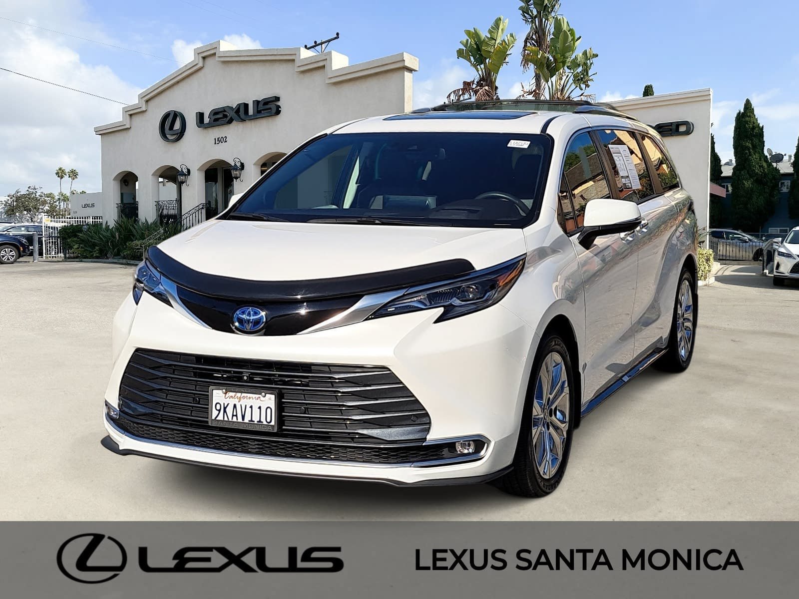 Used 2024 Toyota Sienna Platinum FWD image 1