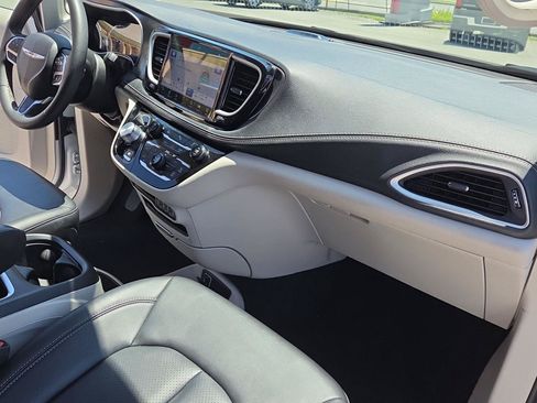 Used 2024 Chrysler Pacifica Limited FWD image 20