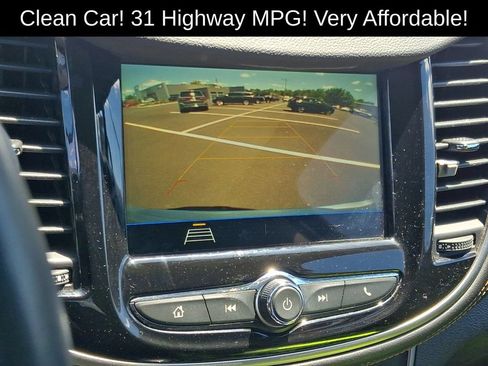 Used 2019 Chevrolet Trax LT w/ LT Convenience Package FWD image 4