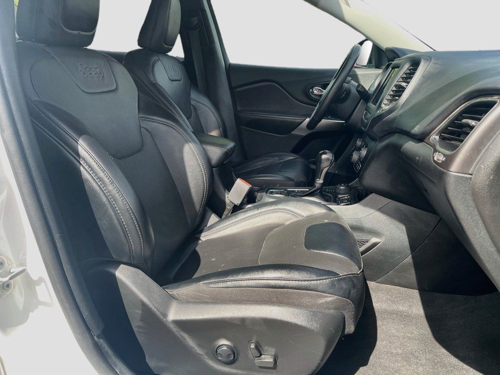 Used 2022 Jeep Cherokee Latitude Lux w/ Sun & Sound Group AWD/4WD image 28