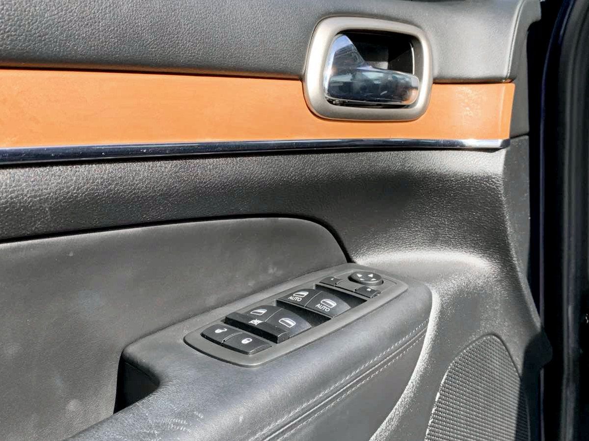 Used 2013 Jeep Grand Cherokee Overland w/ Advance Technology Group AWD/4WD image 15