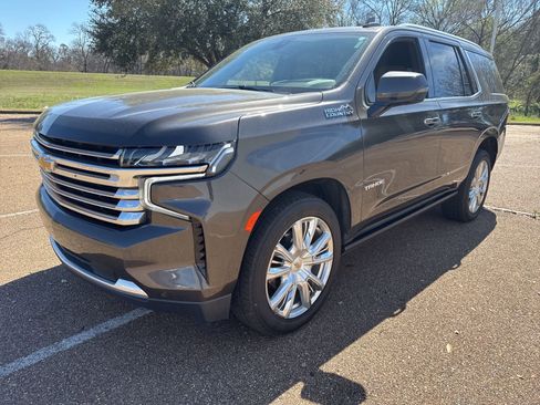 Used 2021 Chevrolet Tahoe High Country w/ Premium Package image 3