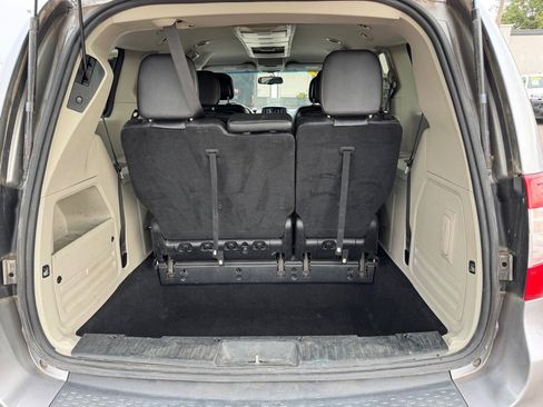 Used 2014 Chrysler Town & Country Touring image 17