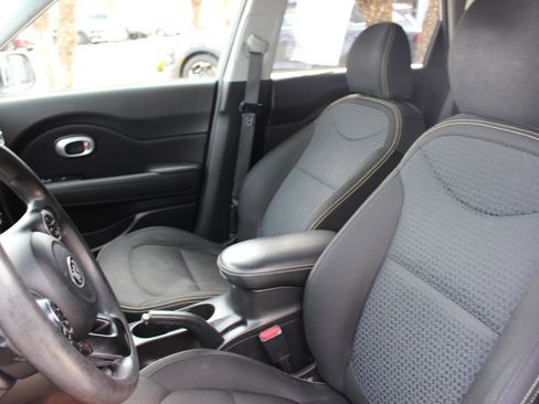 Used 2016 Kia Soul + image 16