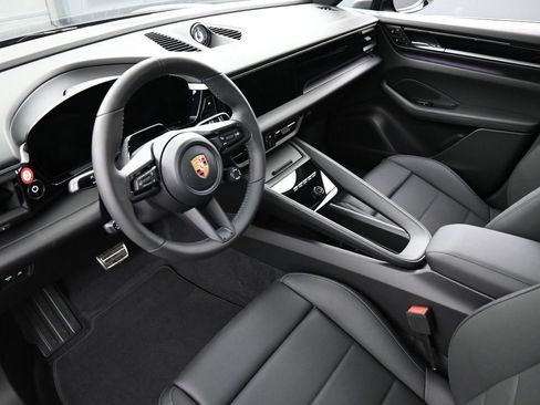 New 2026 Porsche Macan 4S Electric AWD/4WD image 4