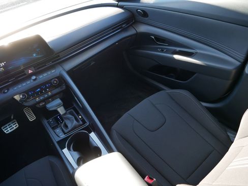 Certified 2025 Hyundai Elantra SEL image 11