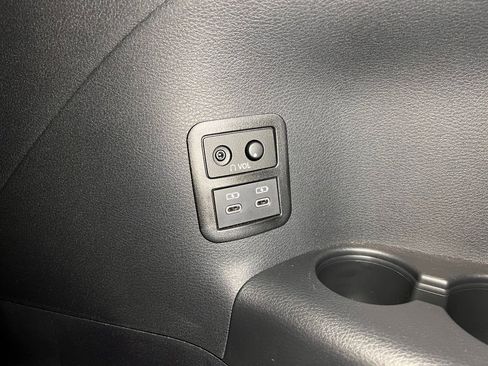 Used 2025 Toyota Sienna Platinum image 28