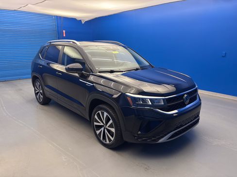 Certified 2023 Volkswagen Taos SE w/ Panoramic Sunroof Package FWD image 2