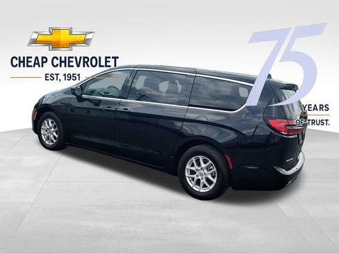 Used 2025 Chrysler Pacifica Select FWD image 3