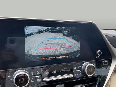 Used 2023 Toyota Highlander XLE FWD image 24