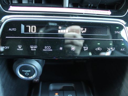 Used 2023 Toyota Venza XLE image 20