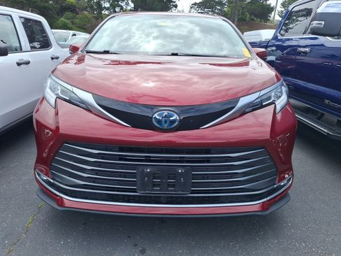 Used 2021 Toyota Sienna Limited AWD/4WD image 2