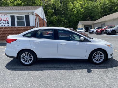 Used 2017 Ford Focus SE FWD image 4