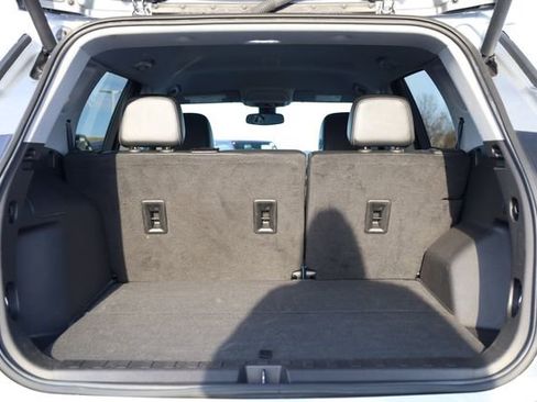 Used 2024 GMC Terrain SLT image 23