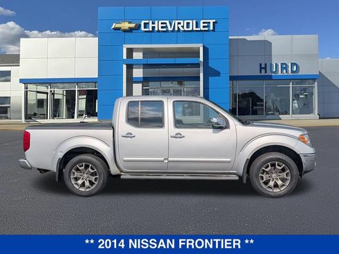 Used 2014 Nissan Frontier SL w/ SL Moonroof Package AWD/4WD image 3