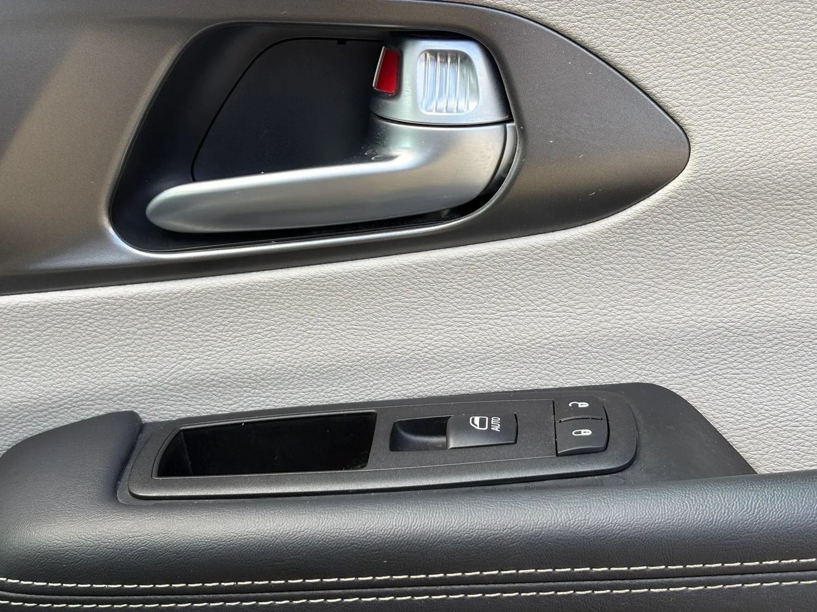 Used 2024 Chrysler Pacifica Touring-L FWD image 10