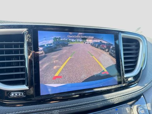 Used 2023 Chrysler Pacifica Touring FWD image 20