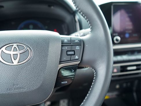 Used 2025 Toyota Camry SE w/ Convenience Package image 28