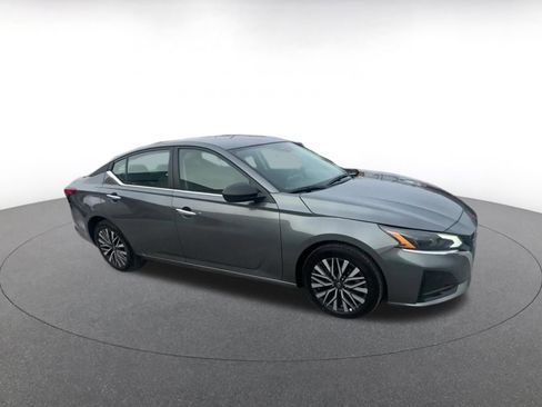 Used 2025 Nissan Altima 2.5 SV image 2