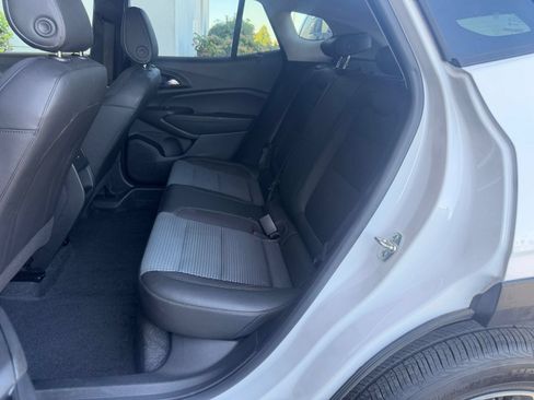 Used 2025 Chevrolet Trax LT w/ LT Convenience Package FWD image 37