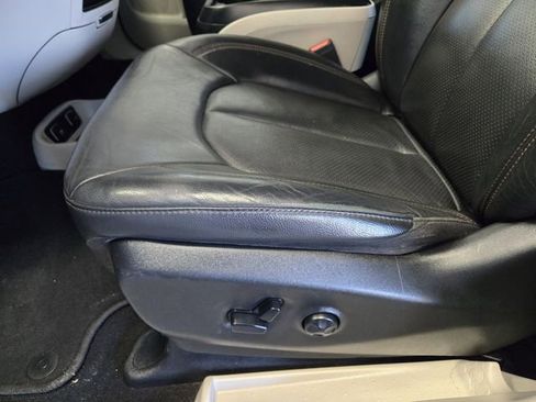 Used 2020 Chrysler Pacifica Touring-L image 25