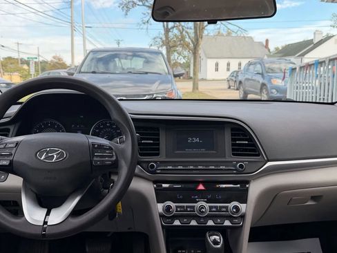 Used 2020 Hyundai Elantra SE FWD image 11