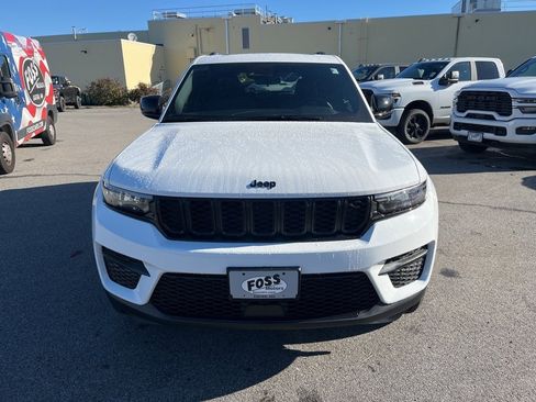 New 2025 Jeep Grand Cherokee Altitude image 2