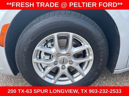 Used 2023 Chrysler Pacifica Touring FWD image 5