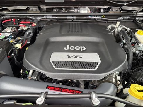 Used 2018 Jeep Wrangler Unlimited Sport w/ Connectivity Group image 39