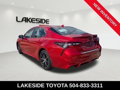 Used 2022 Toyota Camry SE FWD image 3
