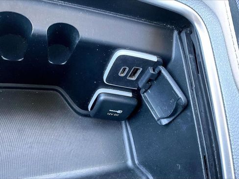 Used 2023 Chrysler Pacifica Limited FWD image 19