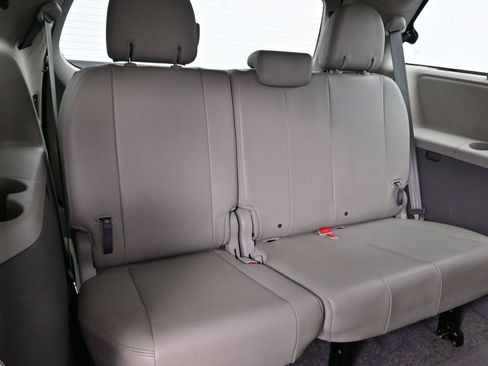 Used 2013 Toyota Sienna XLE image 17