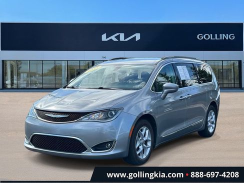 Used 2017 Chrysler Pacifica Touring-L w/ Tire & Wheel Group FWD image 5