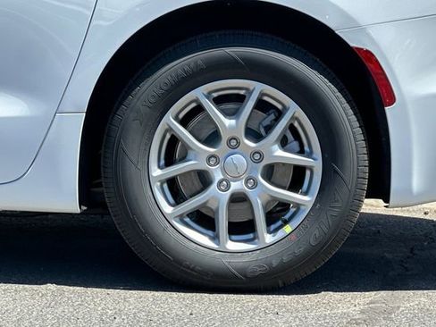 New 2027 Chrysler Pacifica Select FWD image 25