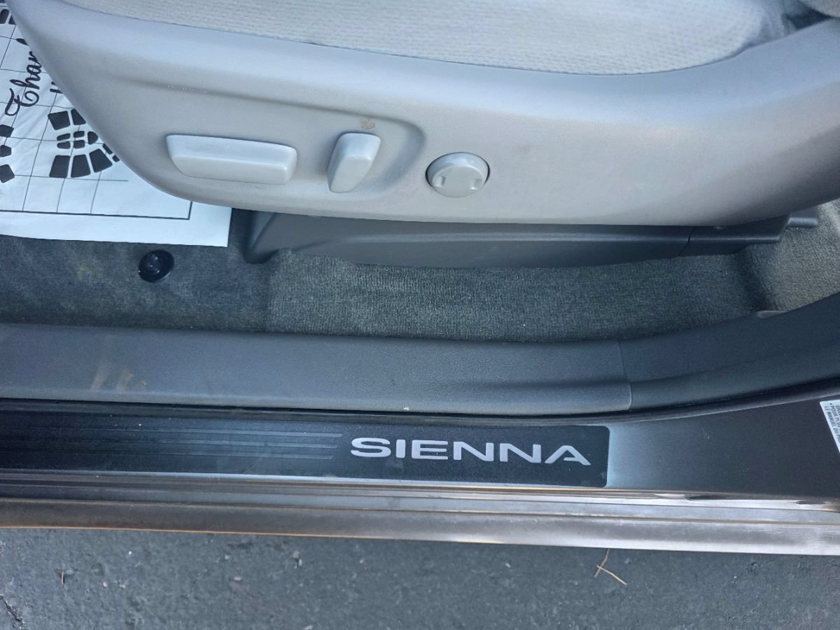 Used 2017 Toyota Sienna LE FWD image 12
