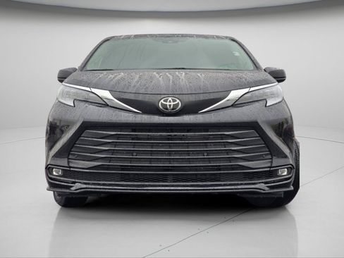 New 2026 Toyota Sienna XLE image 3