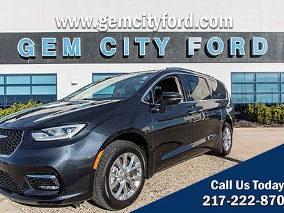 Used 2021 Chrysler Pacifica Touring-L w/ Uconnect Theater Family Group