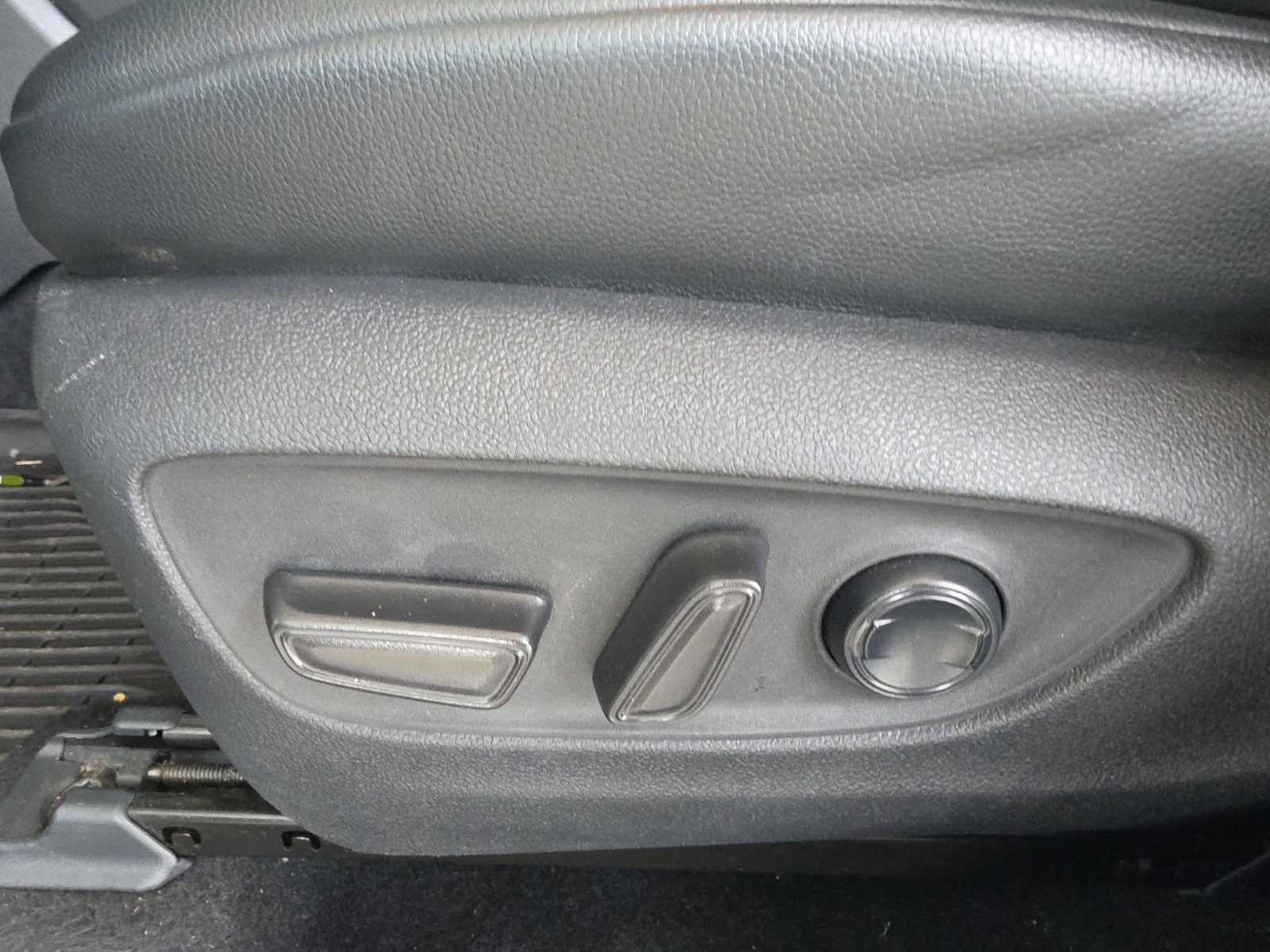 Used 2021 Toyota Highlander XLE AWD/4WD image 6
