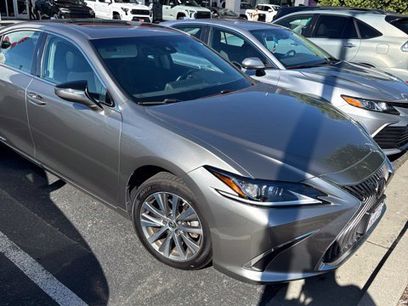 Used 2021 Lexus ES 300h w/ Accessory Package 2